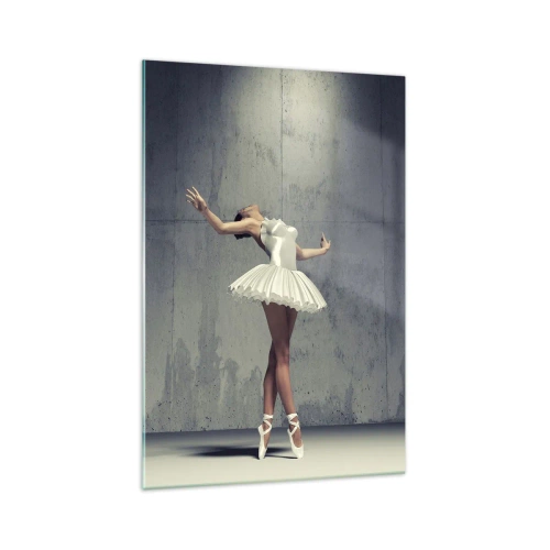 Quadro su vetro - Una ballerina in abito bianco contro un muro grezzo. - 70x100cm - Leggero come un uccello - Decorazione murale moderna per soggiorno e camera da letto ARTTOR