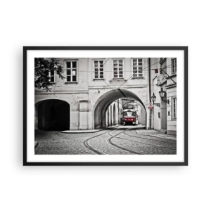 Poster in cornice nera - Un tram bianco e nero in una strada storica della città - 70x50cm - Attraverso il labirinto cittadino - Decorazione murale moderna per soggiorno e camera da letto ARTTOR