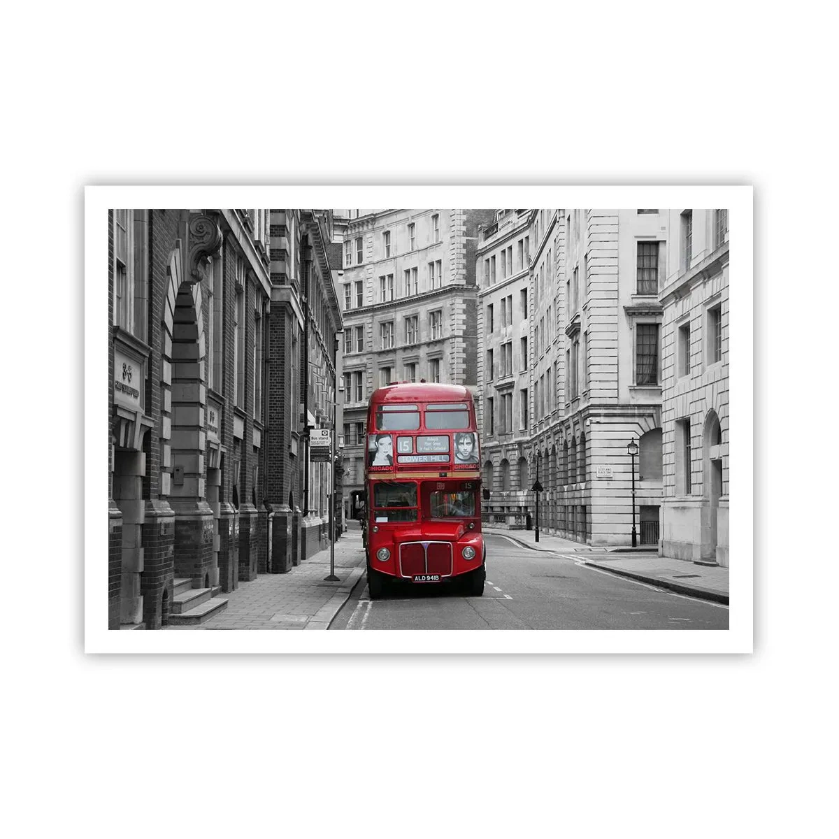 Poster - Un autobus rosso sullo sfondo di edifici cittadini bianchi e neri. - 100x70cm - Il quotidiano non deve essere grigio - Decorazione murale moderna per soggiorno e camera da letto ARTTOR