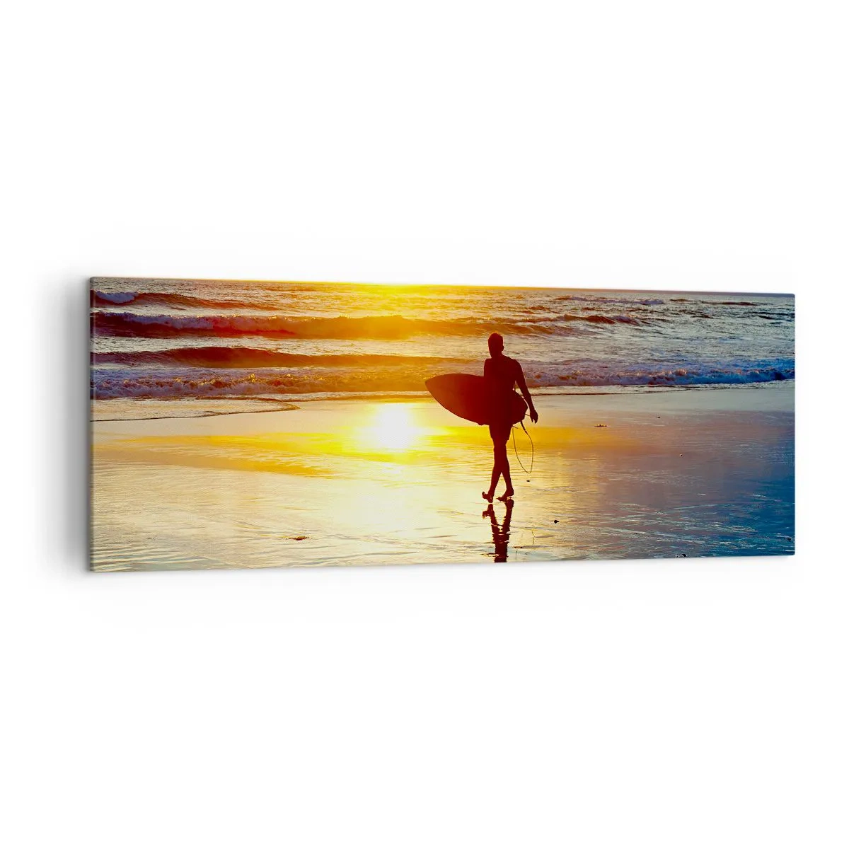 Quadro su tela - Stampe su Tela - Un surfista cammina sulla spiaggia al tramonto con una tavola in mano. - 140x50cm - Il ritorno del guerriero - Decorazione murale moderna per soggiorno e camera da letto ARTTOR
