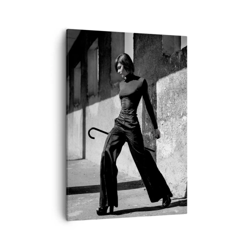 Quadro su tela - Stampe su Tela - Donna elegante in un ambiente industriale - 50x70cm - Eleganza cittadina - Decorazione murale moderna per soggiorno e camera da letto ARTTOR