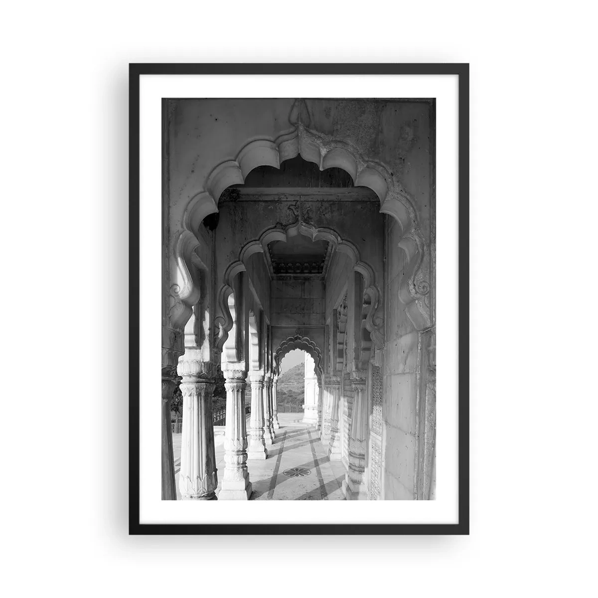 Poster in cornice nera - Fotografia in bianco e nero di un'architettura con colonne - 50x70cm - Il luogo delle favole d'Oriente - Decorazione murale moderna per soggiorno e camera da letto ARTTOR