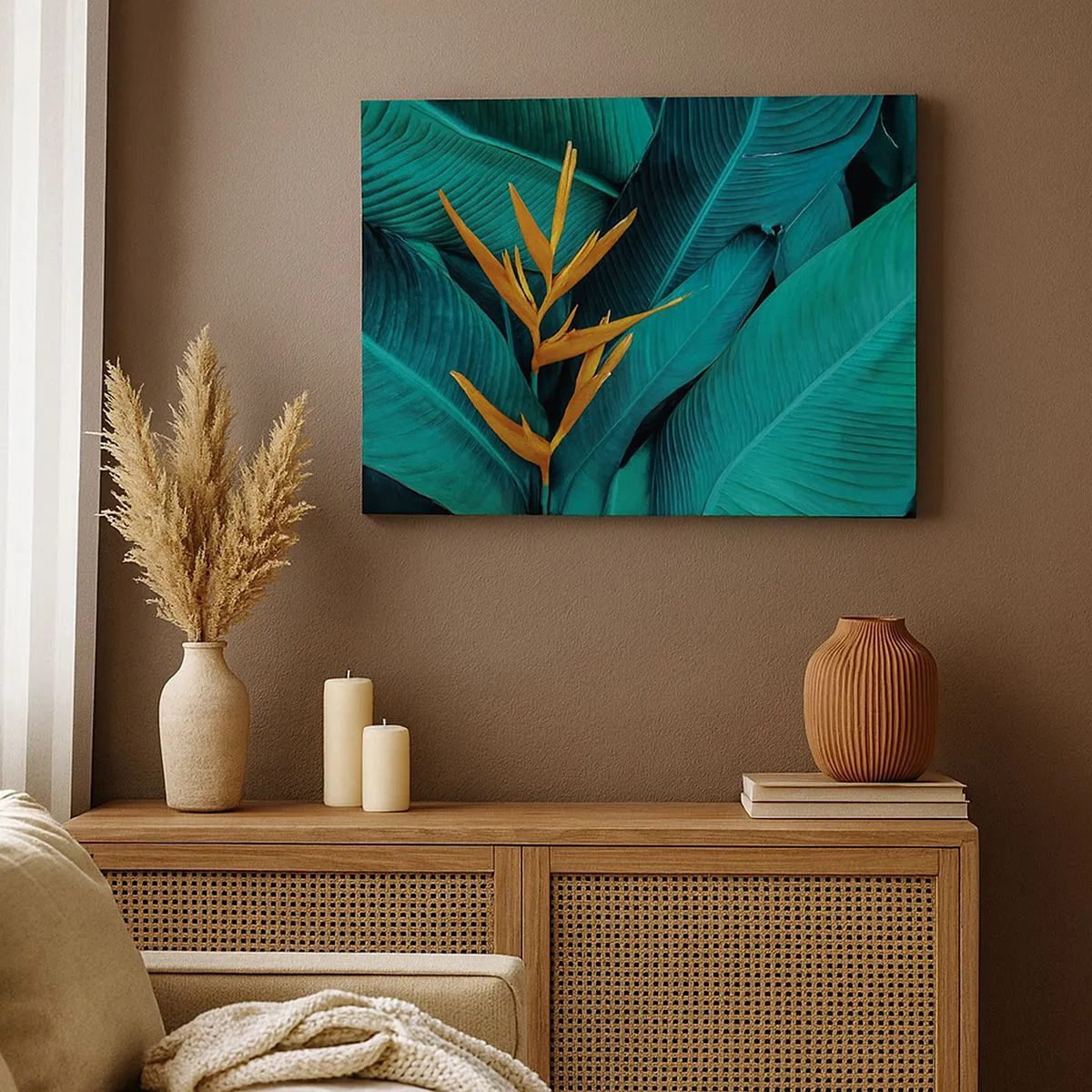 Quadro su tela - Stampe su Tela - Un fiore esotico su uno sfondo di foglie di banano in tonalità turchesi. - 70x50cm - Il fiore dell'Eden - Decorazione murale moderna per soggiorno e camera da letto ARTTOR