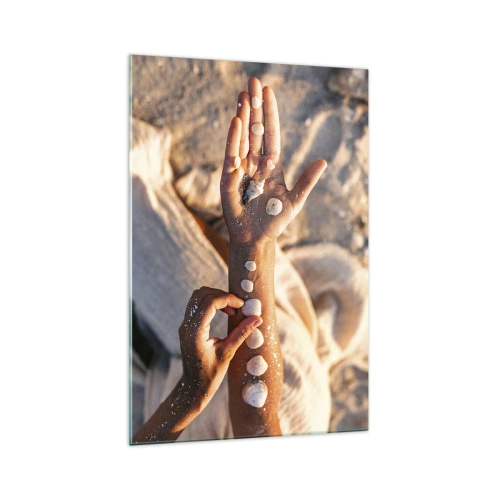 Quadro su vetro - Mani con conchiglie disposte sullo sfondo di sabbia - 70x100cm - La bellezza a portata di mano - Decorazione murale moderna per soggiorno e camera da letto ARTTOR