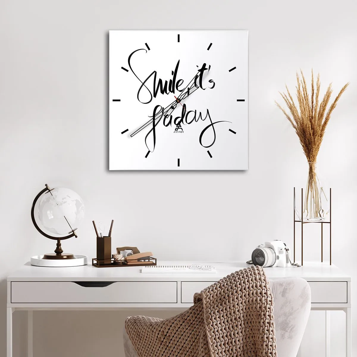 Orologio da parete - Orologio in Vetro - Scritta in bianco e nero Sorridi, è venerdì - 30x30cm - Vera gioia - Decorazione murale moderna per soggiorno e camera da letto ARTTOR