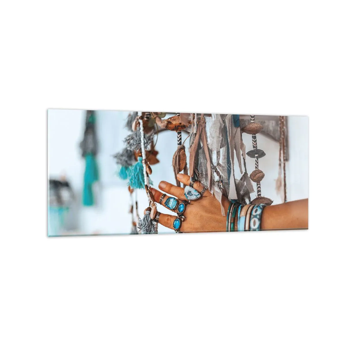 Quadro su vetro - Una mano adornata con gioielli boho con decorazioni sullo sfondo - 120x50cm - Tesori locali - Decorazione murale moderna per soggiorno e camera da letto ARTTOR