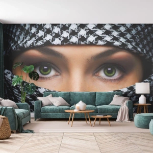 Fotomurali Premium Sand - Gli occhi verdi di una donna incorniciati da un motivo in tessuto bianco e nero - 100x70cm - Ritratto di bellezza velata con gli occhi verdi - Decorazione murale moderna per soggiorno e camera da letto ARTTOR