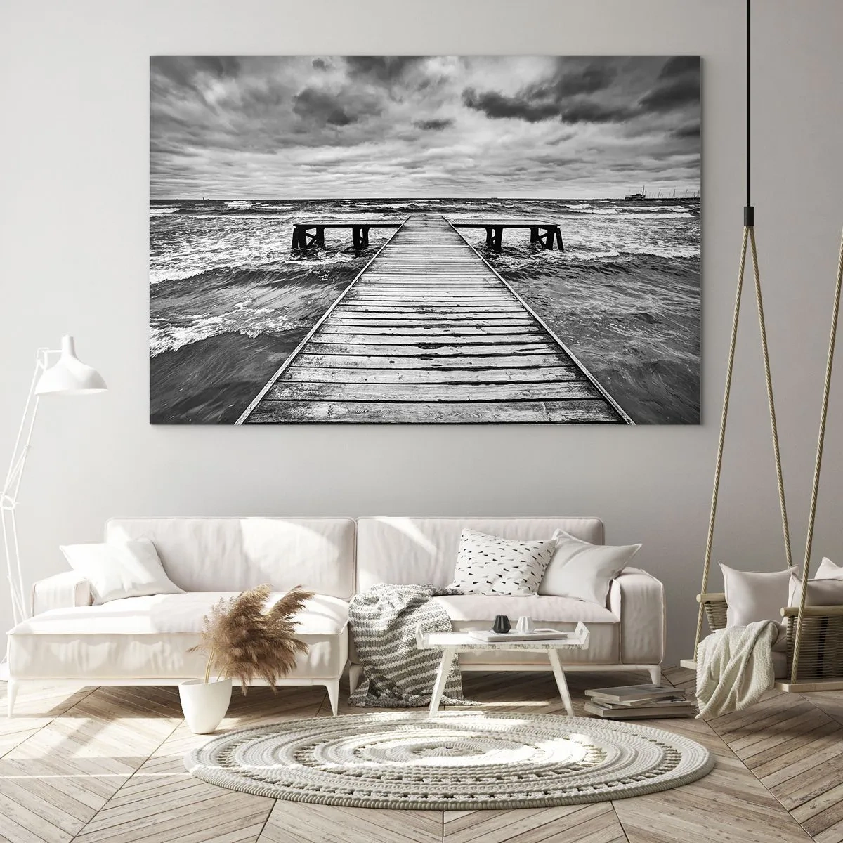 Quadro su vetro - Un molo bianco e nero in mezzo alle onde agitate - 120x80cm - Aspetto che il vento le scacci via... - Decorazione murale moderna per soggiorno e camera da letto ARTTOR