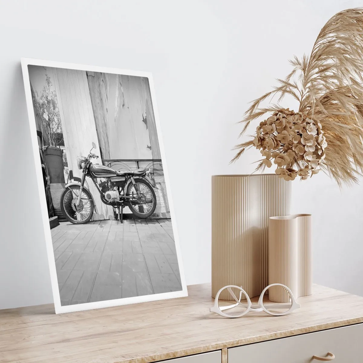 Poster - Motocicletta retrò contro un muro di legno - 50x70cm - La classicità sopra a tutto - Decorazione murale moderna per soggiorno e camera da letto ARTTOR