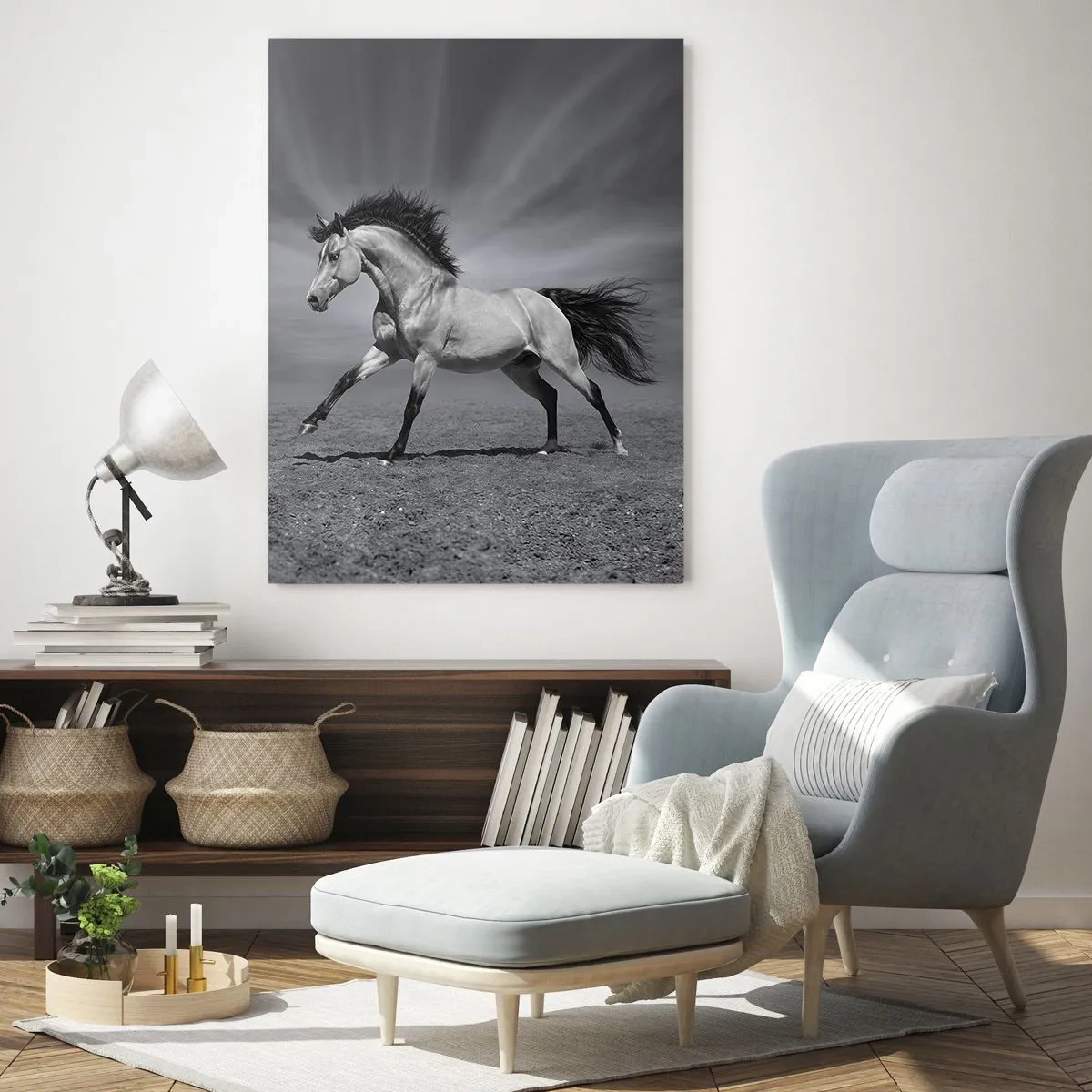 Quadro su vetro - Un cavallo bianco e nero in una posa dinamica nel deserto. - 70x100cm - Nato per affascinare - Decorazione murale moderna per soggiorno e camera da letto ARTTOR