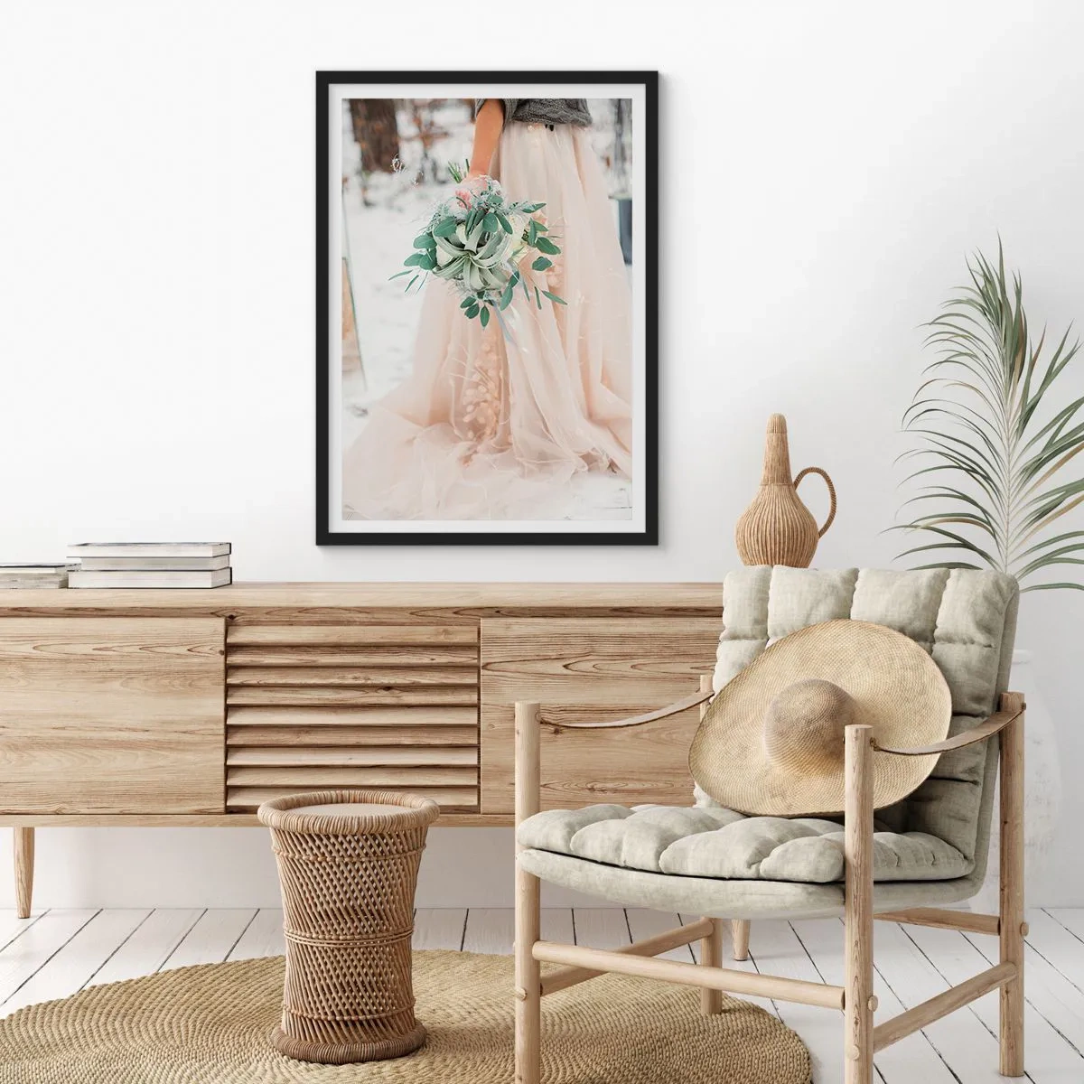 Poster in cornice nera - Una sposa in un abito beige che tiene un bouquet nella neve - 50x70cm - E vissero felici e contenti - Decorazione murale moderna per soggiorno e camera da letto ARTTOR