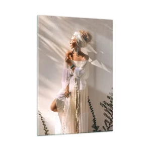 Quadro su vetro - Una donna in stile boho sullo sfondo di un muro chiaro e ombre di piante - 50x70cm - Il sole e la ragazza - Decorazione murale moderna per soggiorno e camera da letto ARTTOR