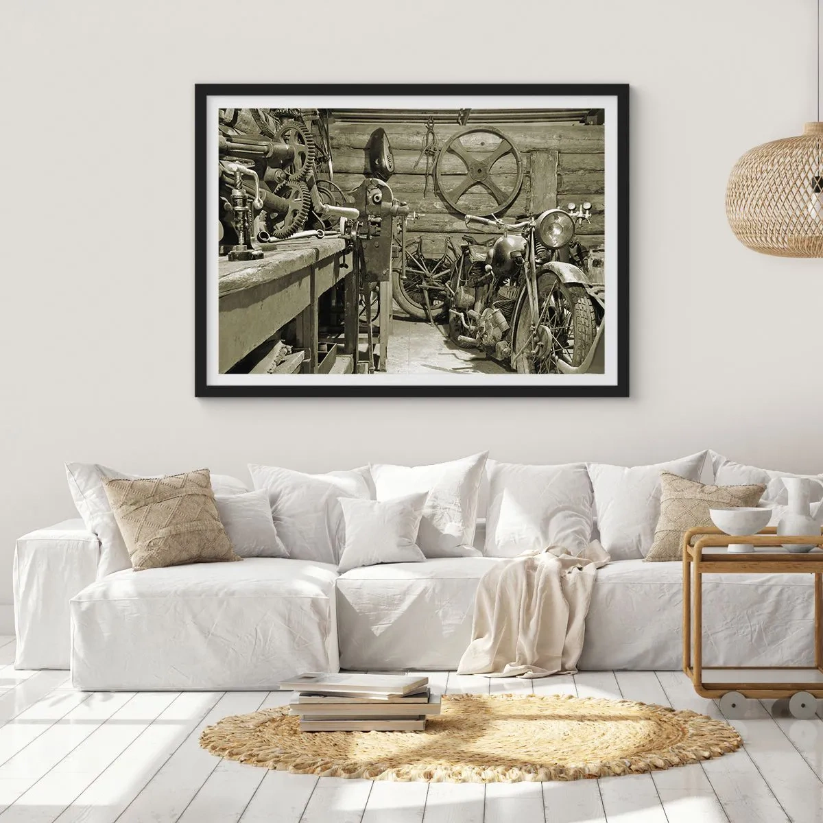 Poster in cornice nera - Officina retrò con motociclette e attrezzi - 100x70cm - Nel capanno di zio Alfredo - Decorazione murale moderna per soggiorno e camera da letto ARTTOR