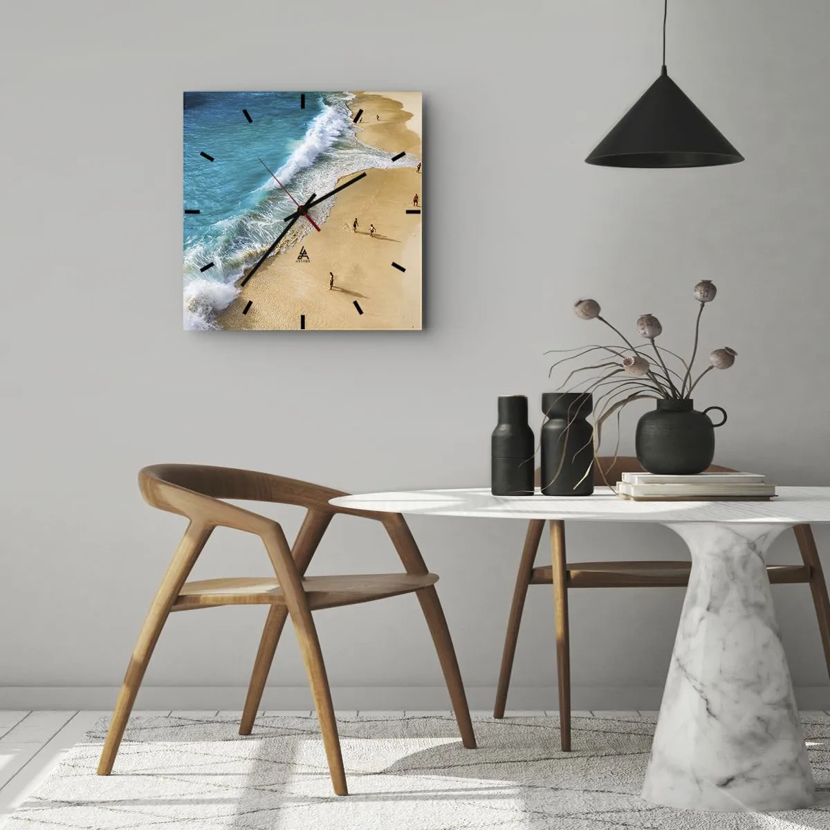 Orologio da parete - Orologio in Vetro - Una spiaggia con acqua turchese e gente che cammina intorno - 30x30cm - E poi il sole, la spiaggia... - Decorazione murale moderna per soggiorno e camera da letto ARTTOR