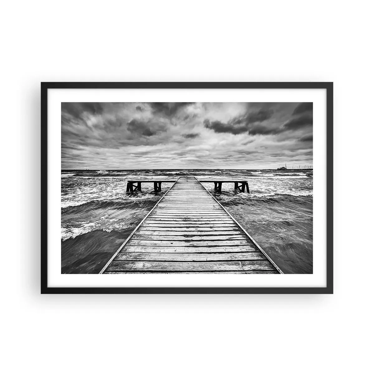 Poster in cornice nera - Una vista in bianco e nero di un molo di legno su un mare in tempesta. - 70x50cm - Aspetto che il vento le scacci via... - Decorazione murale moderna per soggiorno e camera da letto ARTTOR