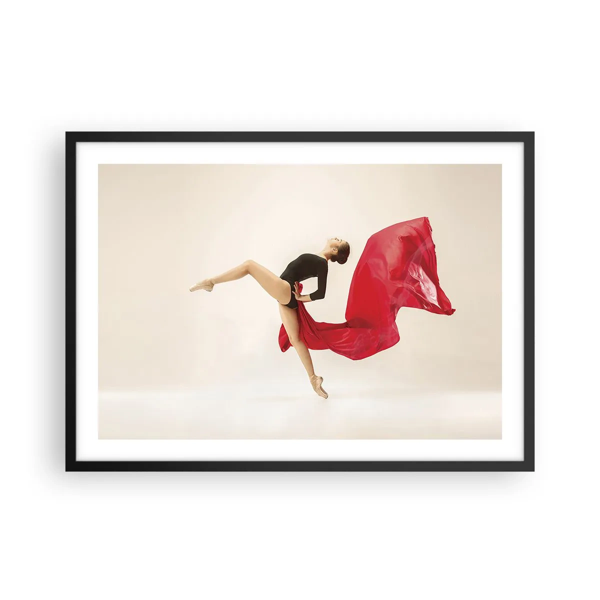 Poster in cornice nera - Una ballerina dinamica in movimento con un abito nero e tessuto rosso. - 70x50cm - Rosso e nero - Decorazione murale moderna per soggiorno e camera da letto ARTTOR