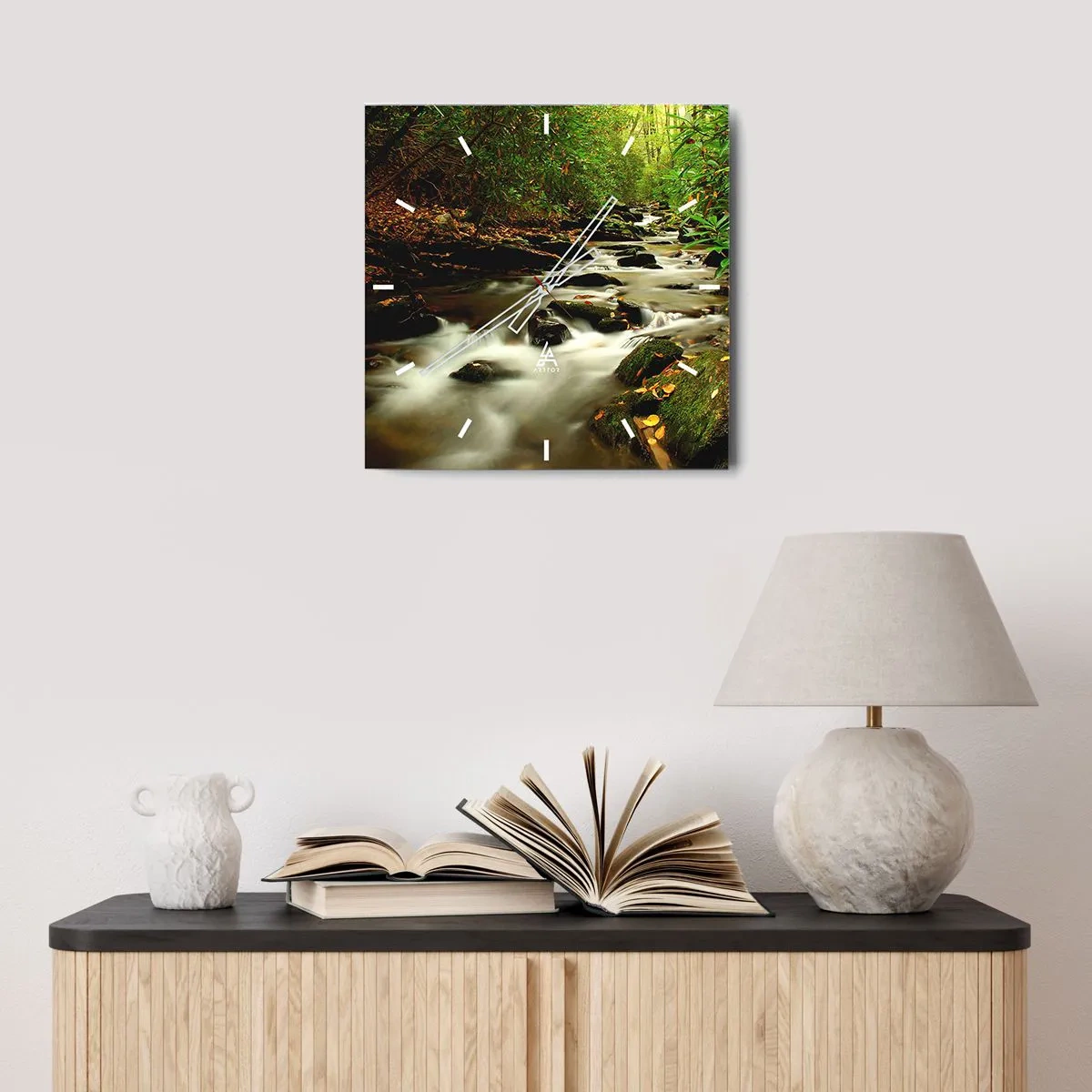 Orologio da parete - Orologio in Vetro - Un ruscello nella foresta che scorre tra le pietre circondato dal verde - 30x30cm - Come argento liquido - Decorazione murale moderna per soggiorno e camera da letto ARTTOR