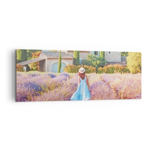 Quadro su tela - Stampe su Tela - Una donna con un vestito blu cammina attraverso un campo di lavanda con vista su una casa. - 140x50cm - La ragazza nella lavanda - Decorazione murale moderna per soggiorno e camera da letto ARTTOR