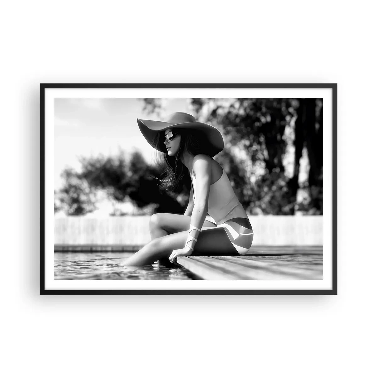 Poster in cornice nera - Donna con cappello in piscina in bianco e nero - 100x70cm - Sogno estivo - Decorazione murale moderna per soggiorno e camera da letto ARTTOR
