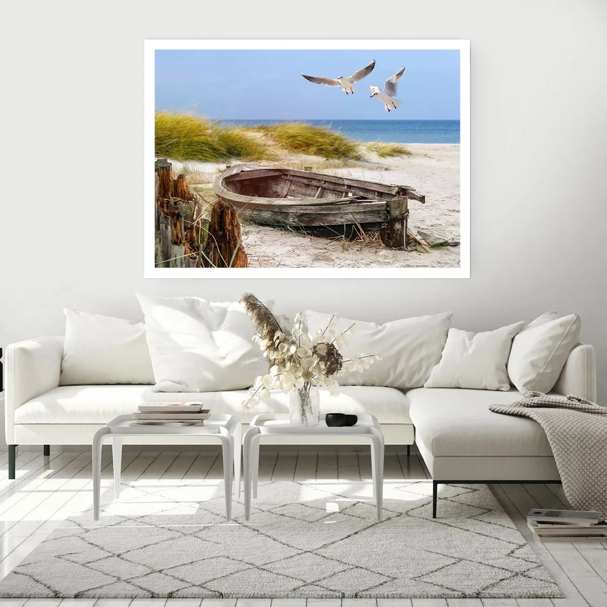 Poster - Barca abbandonata su una spiaggia con gabbiani - 100x70cm - Bagnate dal vento - Decorazione murale moderna per soggiorno e camera da letto ARTTOR