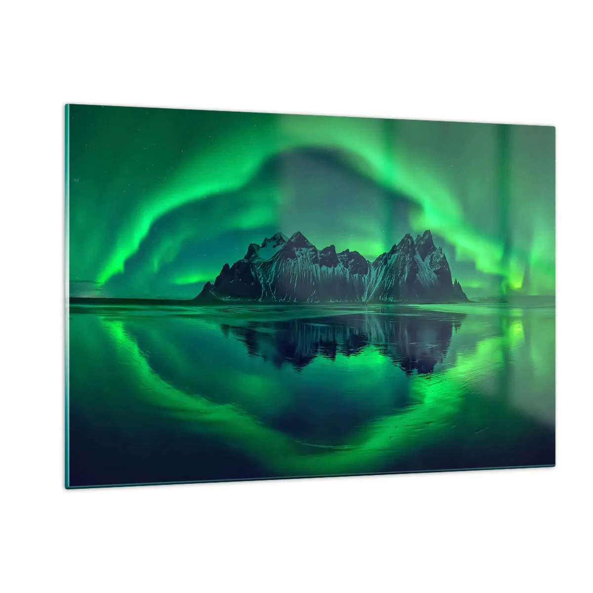 Quadro su vetro - L'aurora boreale che aleggia su un paesaggio montano e si riflette nell'acqua - 120x80cm - Tra le braccia dell'aurora boreale - Decorazione murale moderna per soggiorno e camera da letto ARTTOR