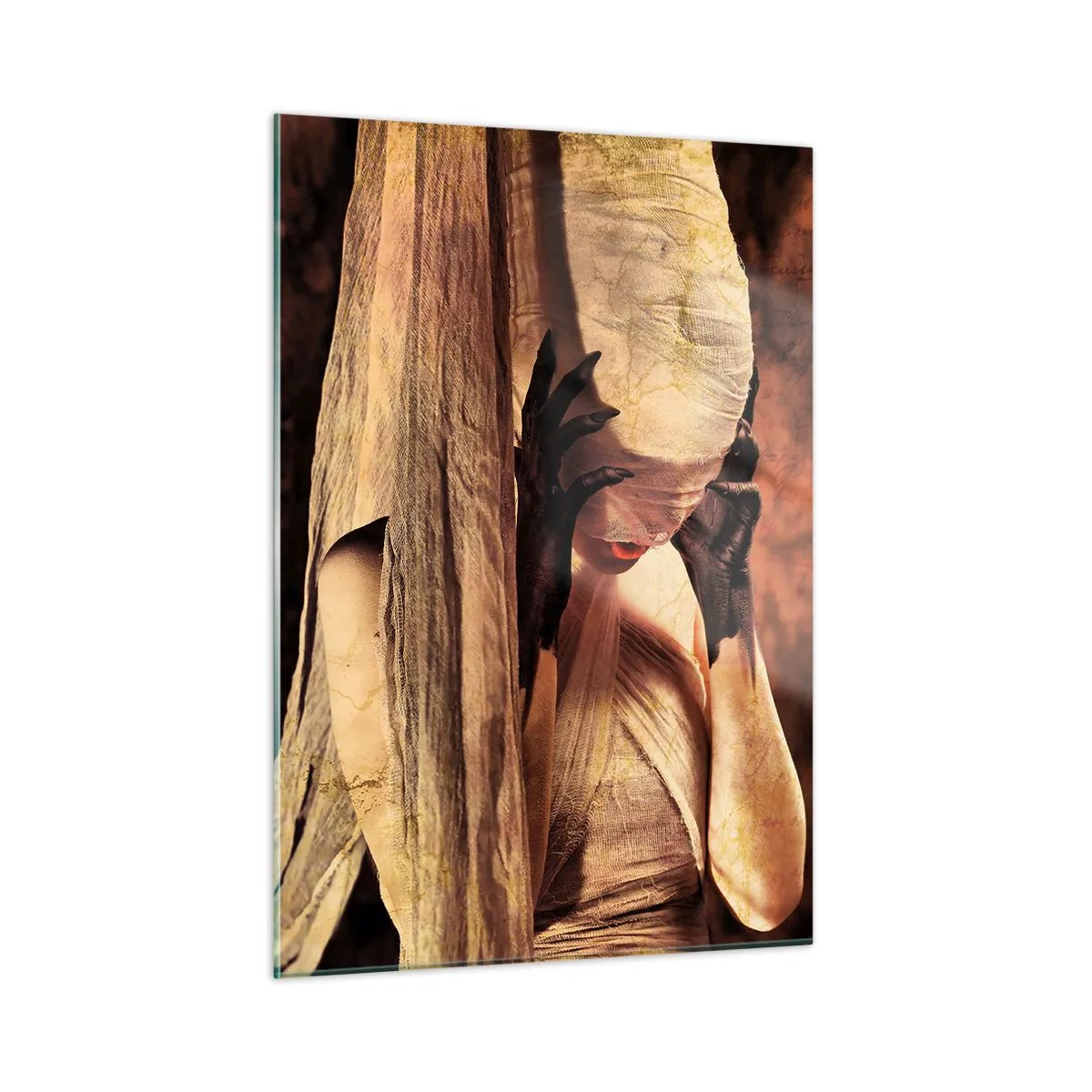 Quadro su vetro - Una donna misteriosa circondata da tessuti dorati - 50x70cm - Tra il bene e il male - Decorazione murale moderna per soggiorno e camera da letto ARTTOR