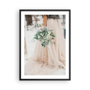 Poster in cornice nera - Una sposa in un abito beige che tiene un bouquet nella neve - 50x70cm - E vissero felici e contenti - Decorazione murale moderna per soggiorno e camera da letto ARTTOR