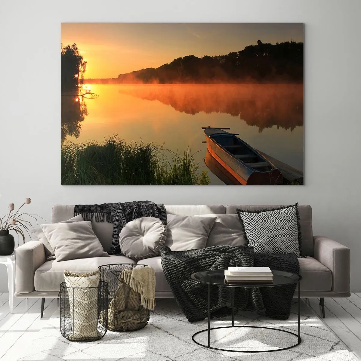 Quadro su vetro - Alba su un lago calmo con una barca sulla riva - 120x80cm - Alba sull'acqua, come uno specchio - Decorazione murale moderna per soggiorno e camera da letto ARTTOR