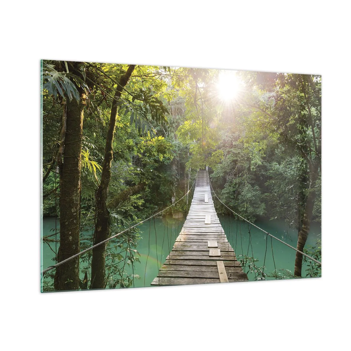 Quadro su vetro - Un ponte sospeso in una foresta tropicale illuminato dalla luce del sole. - 100x70cm - Sull'acqua azzurra verso il bosco azzurro - Decorazione murale moderna per soggiorno e camera da letto ARTTOR