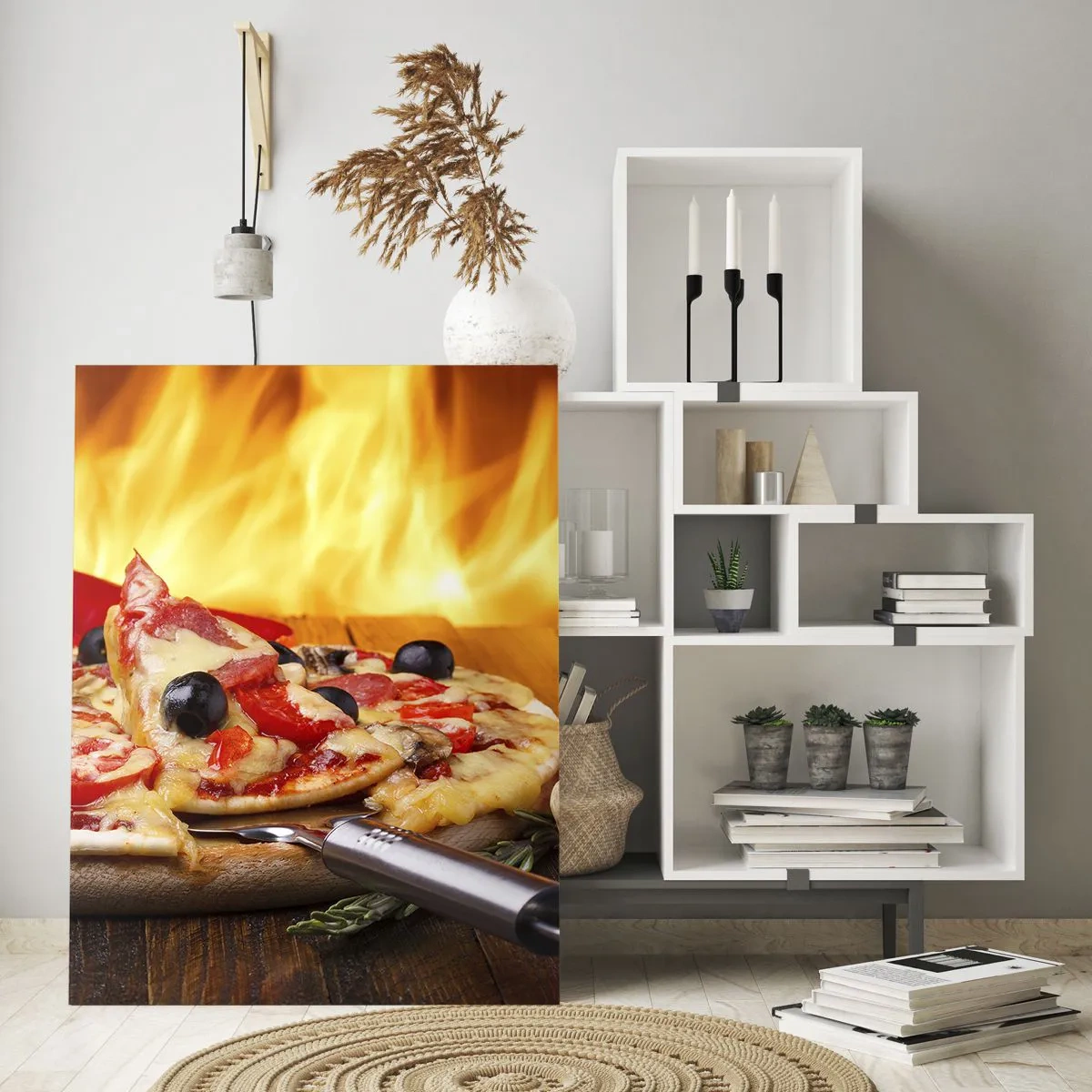 Quadro su vetro - Pizza con olive, pomodori e peperoni su sfondo di fiamme - 70x100cm - From Italy with love - Decorazione murale moderna per soggiorno e camera da letto ARTTOR