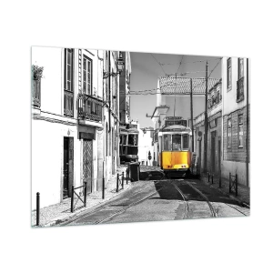 Quadro su vetro - Un tram giallo su una strada bianca e nera in una città europea. - 100x70cm - Lo spirito di Lisbona - Decorazione murale moderna per soggiorno e camera da letto ARTTOR