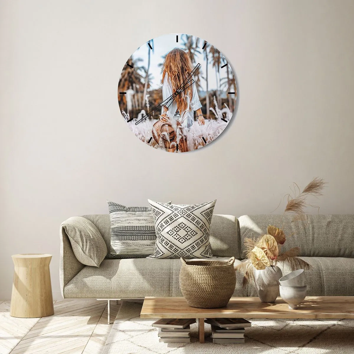 Orologio da parete - Orologio in Vetro - Una donna in un campo d'erba con palme sullo sfondo - 30x30cm - Nata dalla lanugine dell'erba - Decorazione murale moderna per soggiorno, cucina e camera da letto ARTTOR