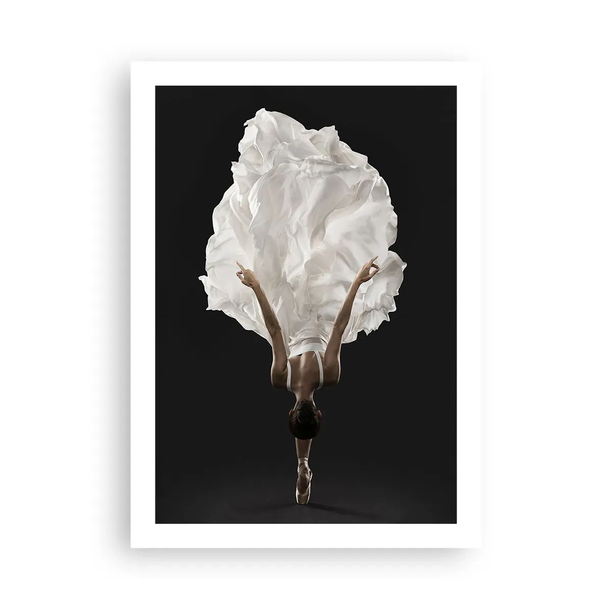 Poster - Una ballerina in abito bianco che fluttua nell'aria su uno sfondo nero - 50x70cm - Un passo straordinario - Decorazione murale moderna per soggiorno e camera da letto ARTTOR