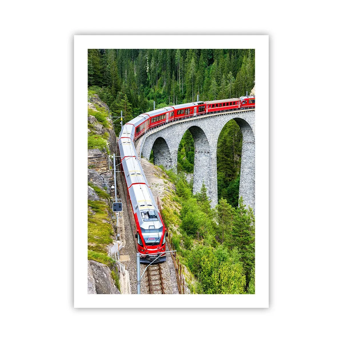 Poster - Un treno rosso su un viadotto circondato da una foresta verde - 50x70cm - Il treno tra i monti - Decorazione murale moderna per soggiorno e camera da letto ARTTOR
