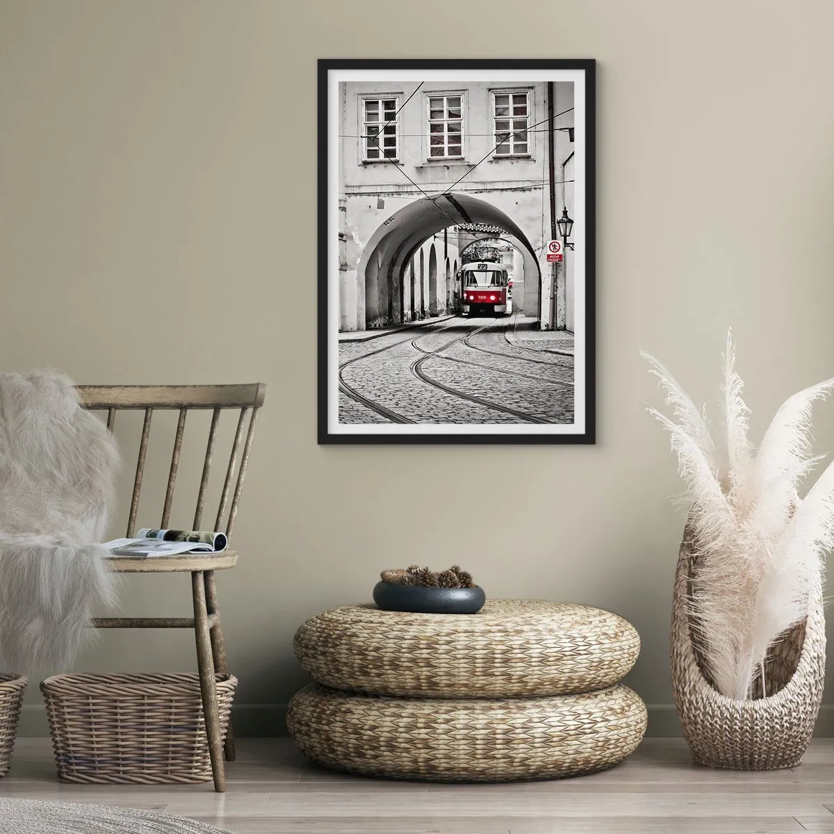 Poster in cornice nera - Tram rosso in un contesto bianco e nero - 50x70cm - Attraverso il labirinto cittadino - Decorazione murale moderna per soggiorno e camera da letto ARTTOR