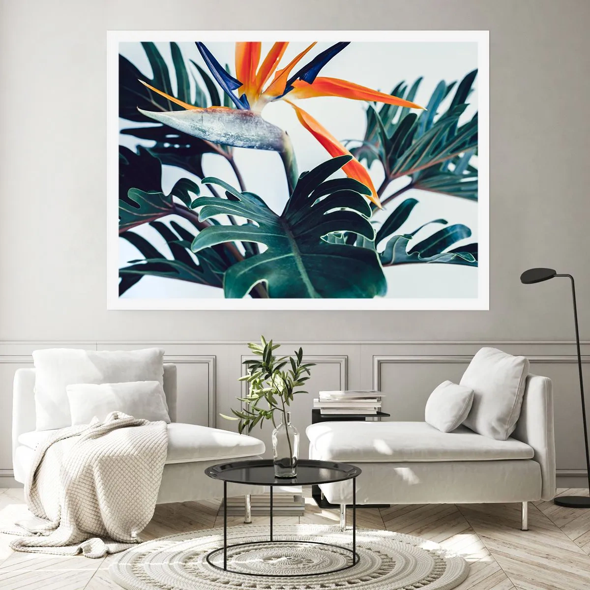 Poster - Fiore di Strelitzia circondato da foglie in piena luce - 100x70cm - Pianta uccello - Decorazione murale moderna per soggiorno e camera da letto ARTTOR