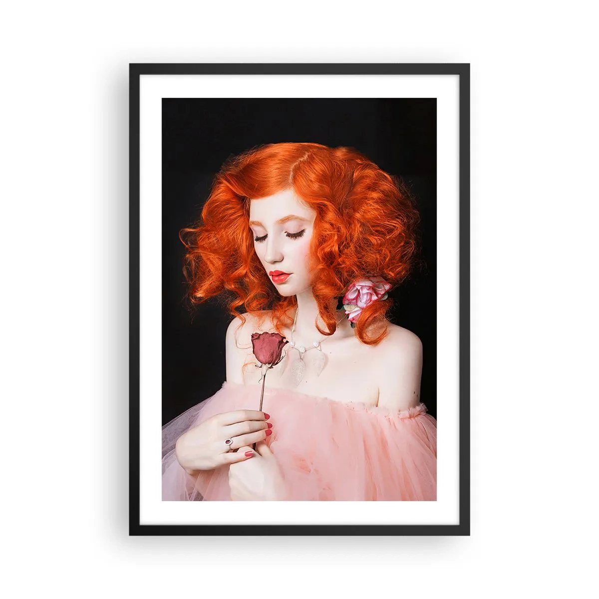 Poster in cornice nera - Ritratto di una donna dai capelli rossi con una rosa su sfondo nero - 50x70cm - In stile barocco - Decorazione murale moderna per soggiorno e camera da letto ARTTOR