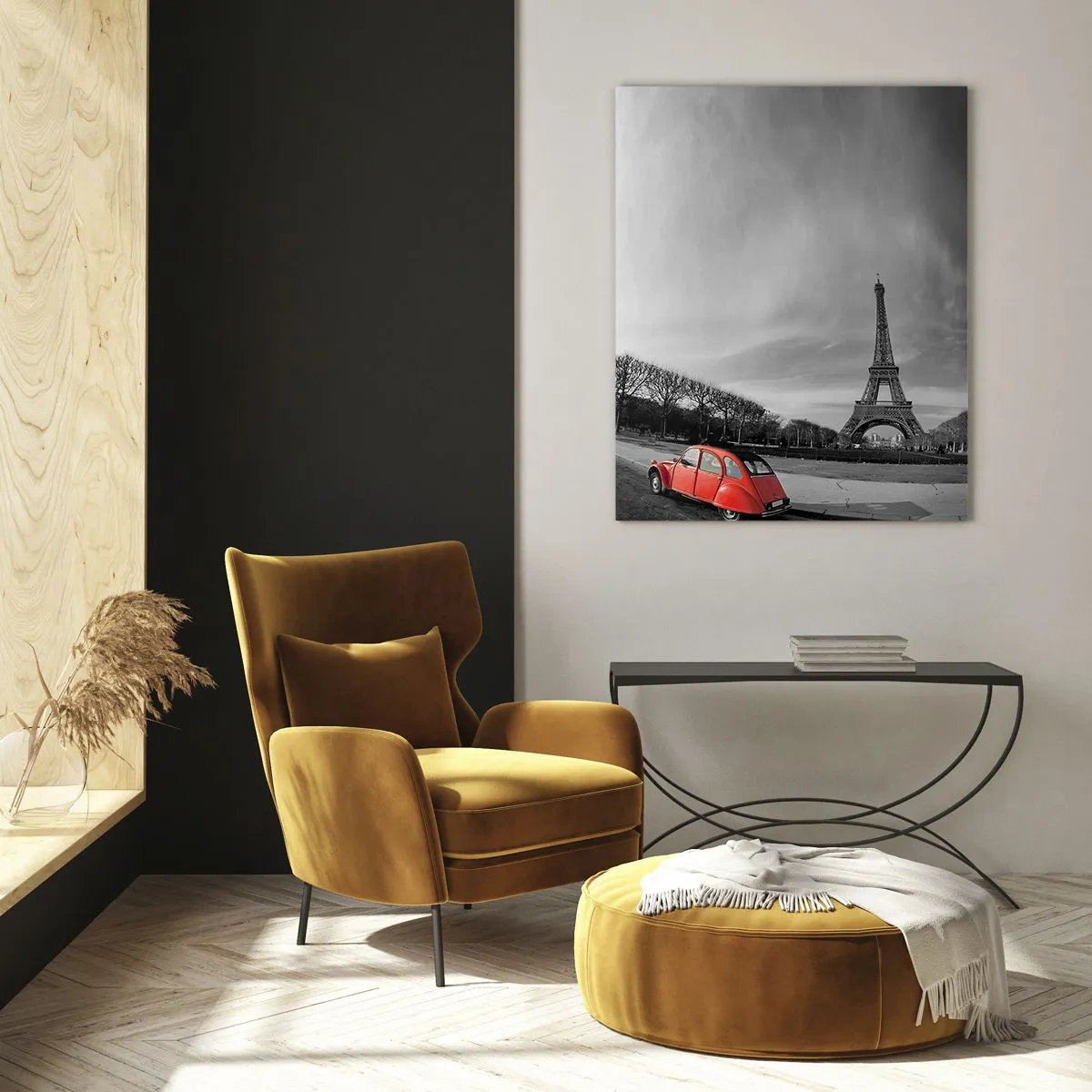Quadro su vetro - Un'auto rossa con la Torre Eiffel sullo sfondo in un'ambientazione in bianco e nero - 50x70cm - Più parigine di Parigi - Decorazione murale moderna per soggiorno e camera da letto ARTTOR