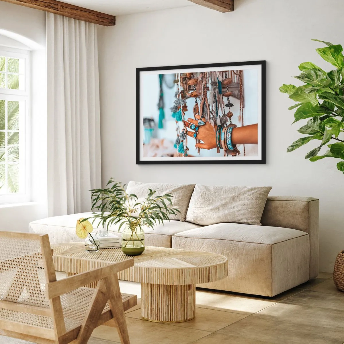 Poster in cornice nera - Una mano adornata con gioielli boho con decorazioni sullo sfondo - 100x70cm - Tesori locali - Decorazione murale moderna per soggiorno e camera da letto ARTTOR