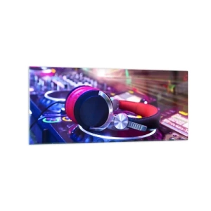 Quadro su vetro - Cuffie da DJ su una console illuminata dai riflettori a una festa - 120x50cm - Sarà fantastico - Decorazione murale moderna per soggiorno e camera da letto ARTTOR