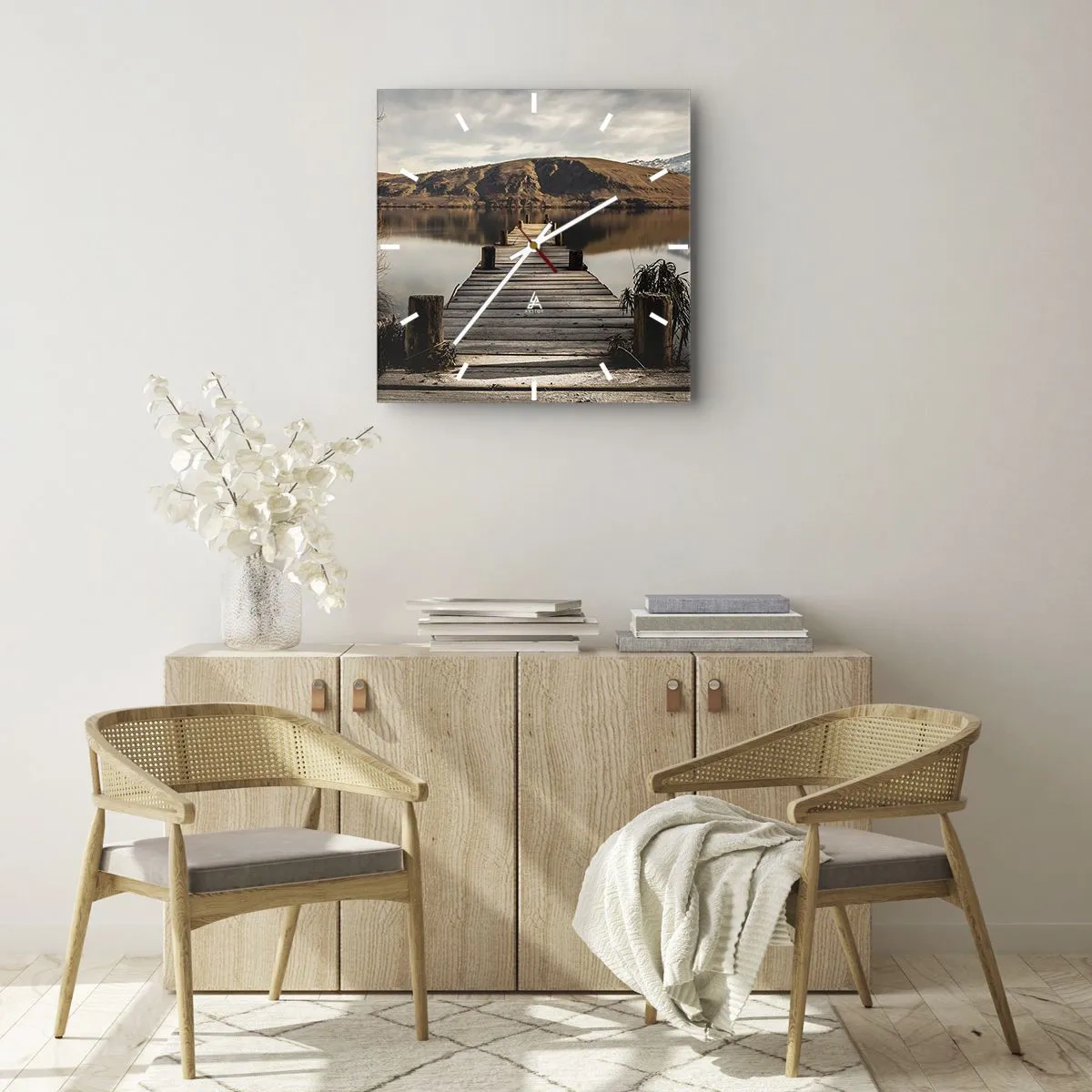 Orologio da parete - Orologio in Vetro - Un molo di legno su un lago circondato da pittoresche colline - 30x30cm - Paesaggio nel silenzio - Decorazione murale moderna per soggiorno e camera da letto ARTTOR