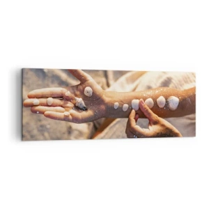 Quadro su tela - Stampe su Tela - Mani con conchiglie disposte sullo sfondo di sabbia - 140x50cm - La bellezza a portata di mano - Decorazione murale moderna per soggiorno e camera da letto ARTTOR