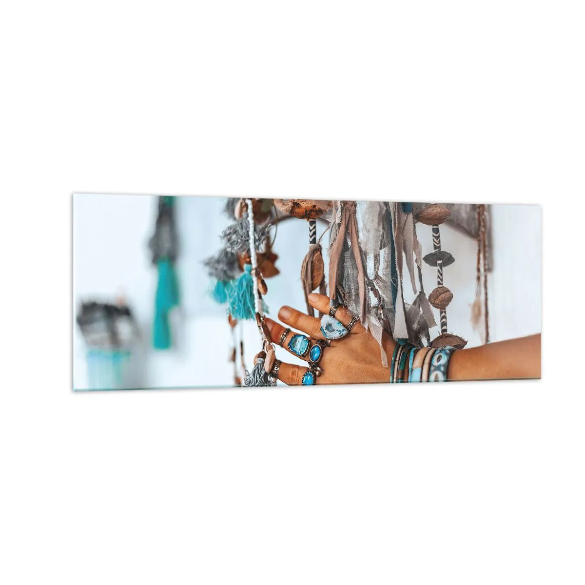 Quadro su vetro - Una mano adornata con gioielli boho con decorazioni sullo sfondo - 140x50cm - Tesori locali - Decorazione murale moderna per soggiorno e camera da letto ARTTOR