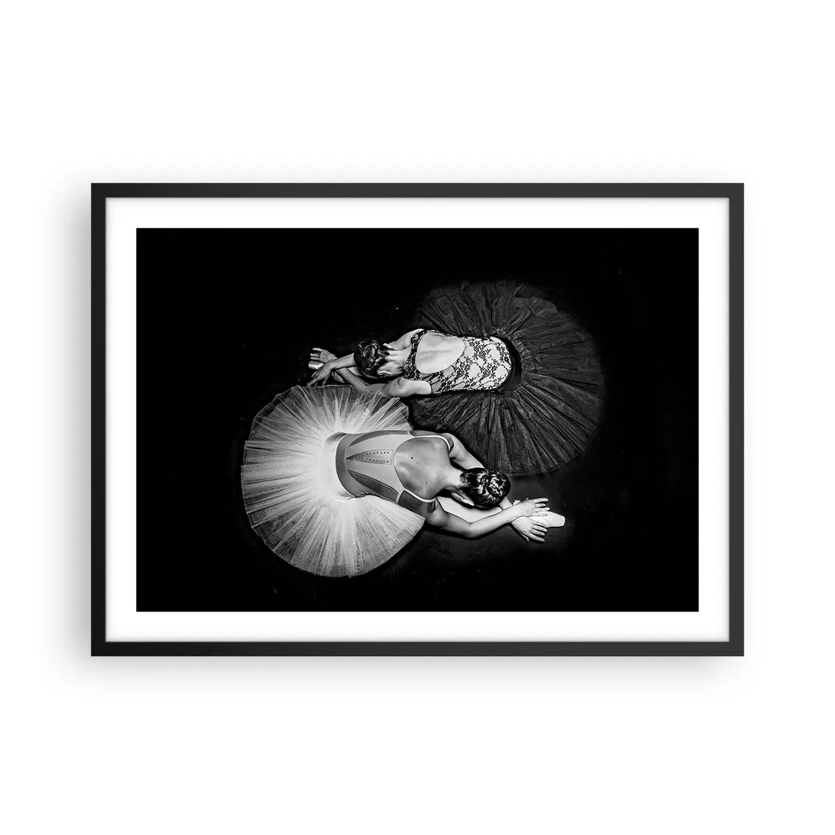 Poster in cornice nera - Un'immagine in bianco e nero di due ballerine in una posa dinamica. - 70x50cm - Yin e yang -  equilibrio ideale - Decorazione murale moderna per soggiorno e camera da letto ARTTOR