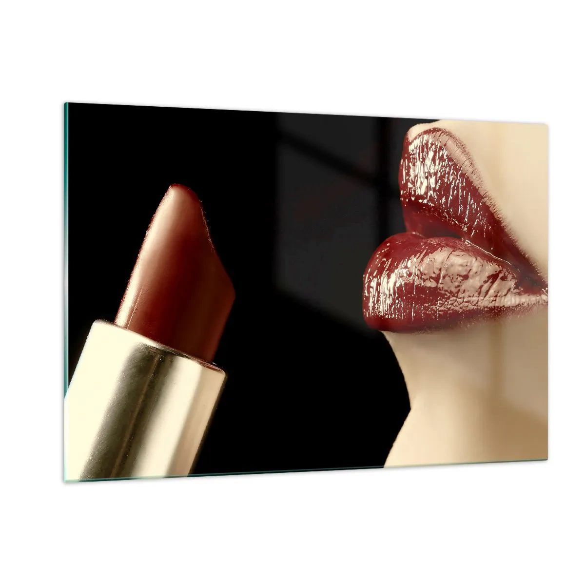 Quadro su vetro - Labbra sensuali con rossetto cremisi su sfondo scuro - 120x80cm - Sensualità e splendore del carminio - Decorazione murale moderna per soggiorno e camera da letto ARTTOR