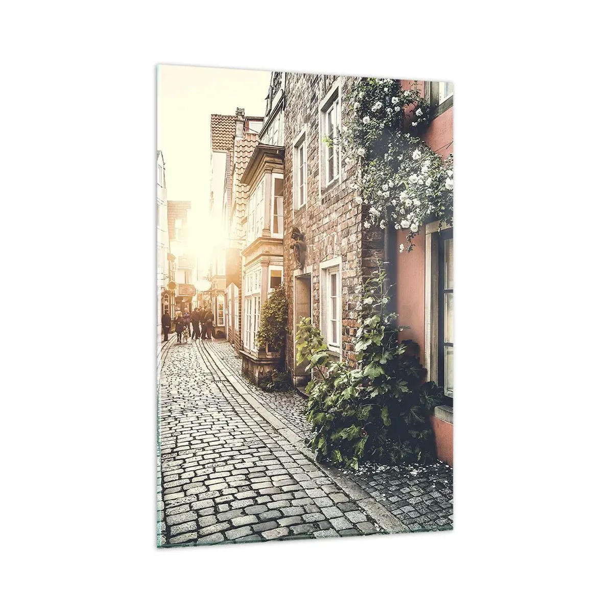 Quadro su vetro - Una strada affascinante con pavimentazione in pietra e fiori - 80x120cm - L'angolo delle rose nella luce rosata - Decorazione murale moderna per soggiorno e camera da letto ARTTOR