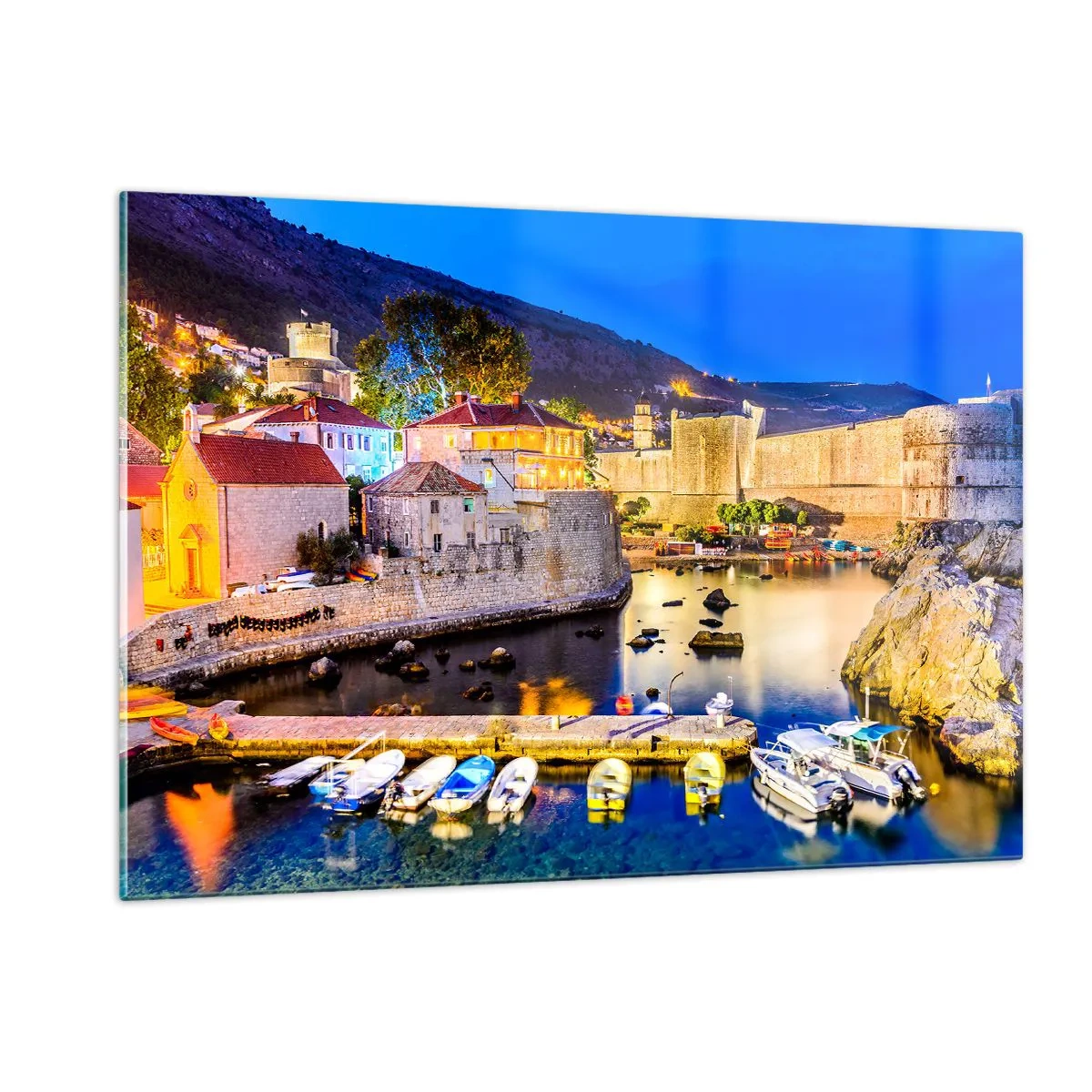 Quadro su vetro - Panorama serale di Dubrovnik con barche e mura della città - 120x80cm - Notte luminosa sull'Adriatico - Decorazione murale moderna per soggiorno e camera da letto ARTTOR