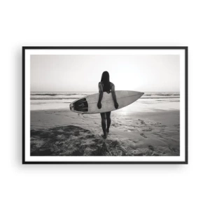 Poster in cornice nera - Donna con tavola da surf sulla spiaggia in bianco e nero - 100x70cm - La figlia dell'onda marina - Decorazione murale moderna per soggiorno e camera da letto ARTTOR