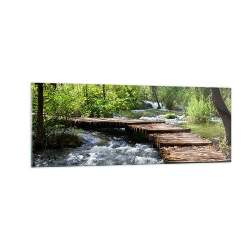 Quadro su vetro - Un ponte di legno sopra un ruscello impetuoso, circondato dal verde della foresta. - 140x50cm - Sulla cascata spumeggiante - Decorazione murale moderna per soggiorno e camera da letto ARTTOR