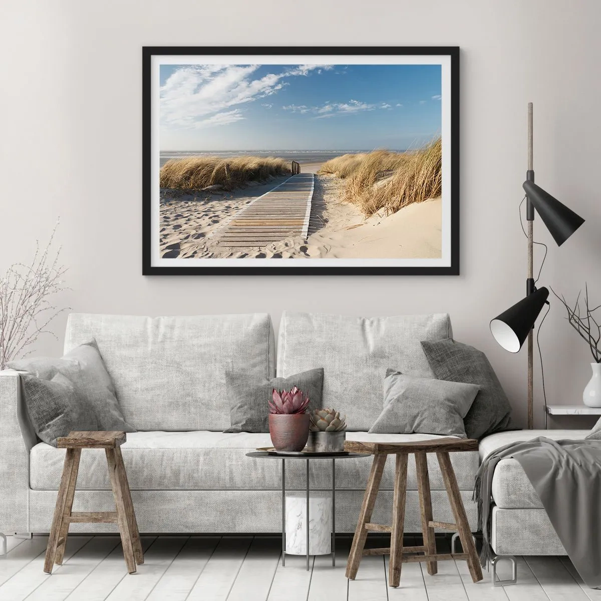Poster in cornice nera - Un sentiero di legno conduce attraverso le dune fino al mare calmo - 100x70cm - Dopo la duna, nel fruscio dell'erba - Decorazione murale moderna per soggiorno e camera da letto ARTTOR